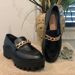BAMBOO Black Loafers with Gold Chain
